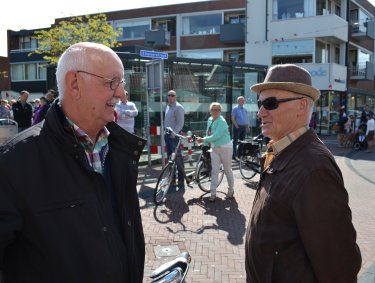 jan bakker is waar fietsers en praters zijn, hier op Het Schild in Rijssen